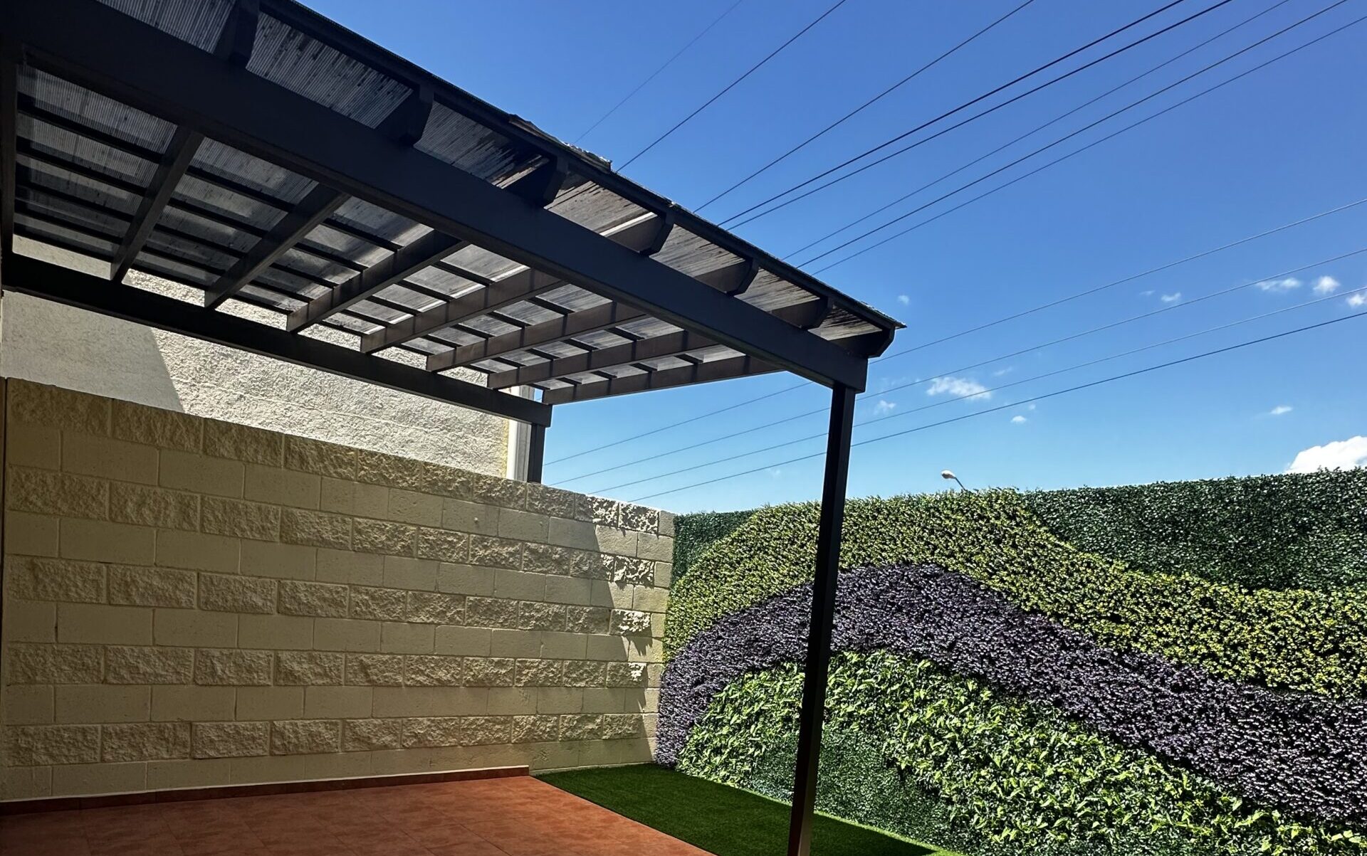 Pérgola moderna de acero con cubierta translúcida